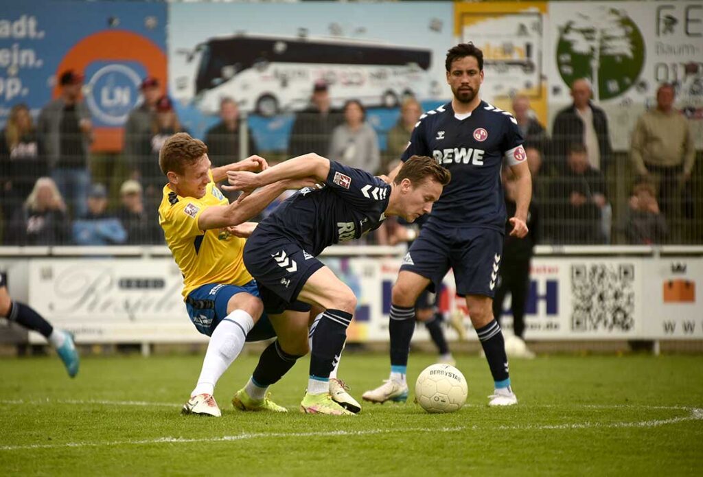 Moritz Achtenberg (SV Todesfelde) gegen Lukas Krüger (Eintracht Norderstedt). © 2025 Olaf Wegerich Moritz Achtenberg (SV Todesfelde) gegen Lukas Krüger (Eintracht Norderstedt). © 2025 Olaf Wegerich