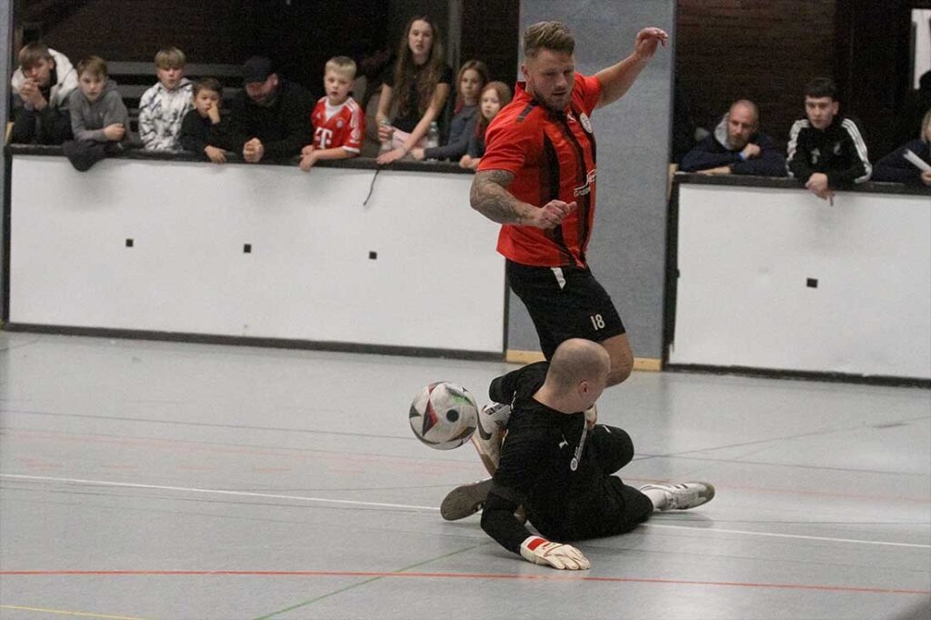 Glück für Comet-Keeper Lukas Losch - Lennart Reinke (Probsteier SG) findet in der Mitte keinen Mitspieler. © 2025 Ismail Yesilyurt