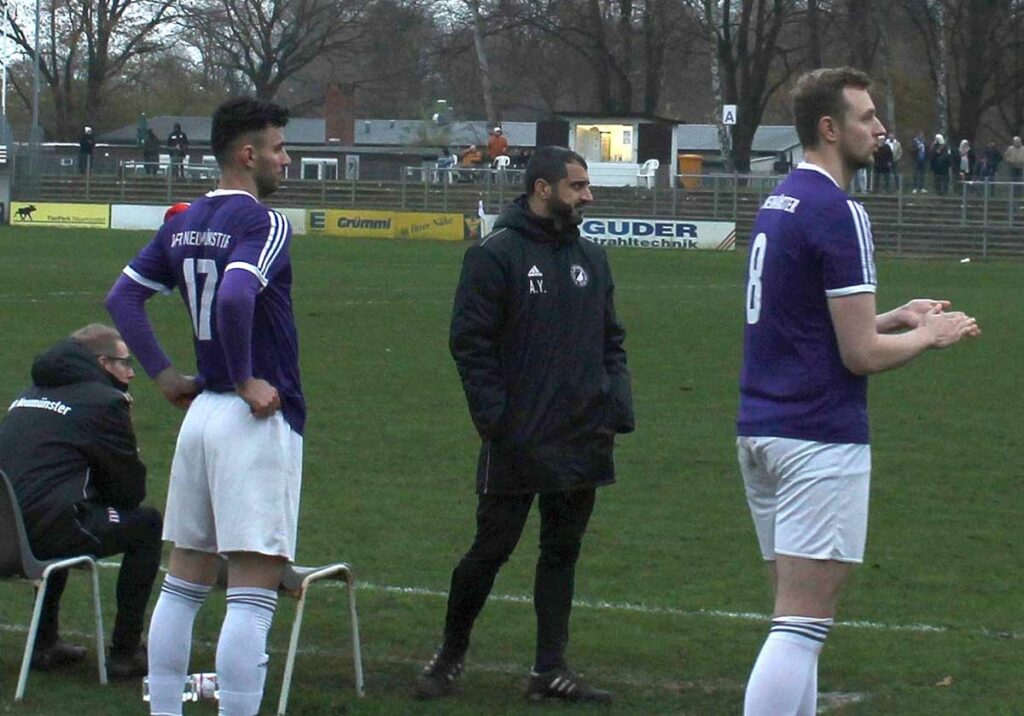 Warteten vergeblich auf ihre Einwechselung - Geart Latifi (17) und TW Bennet Sparfeld (als Feldspieler) mit Trainer Abdul Yilmaz im Moment des Schlusspfiffs ohne Nachspielzeit. 