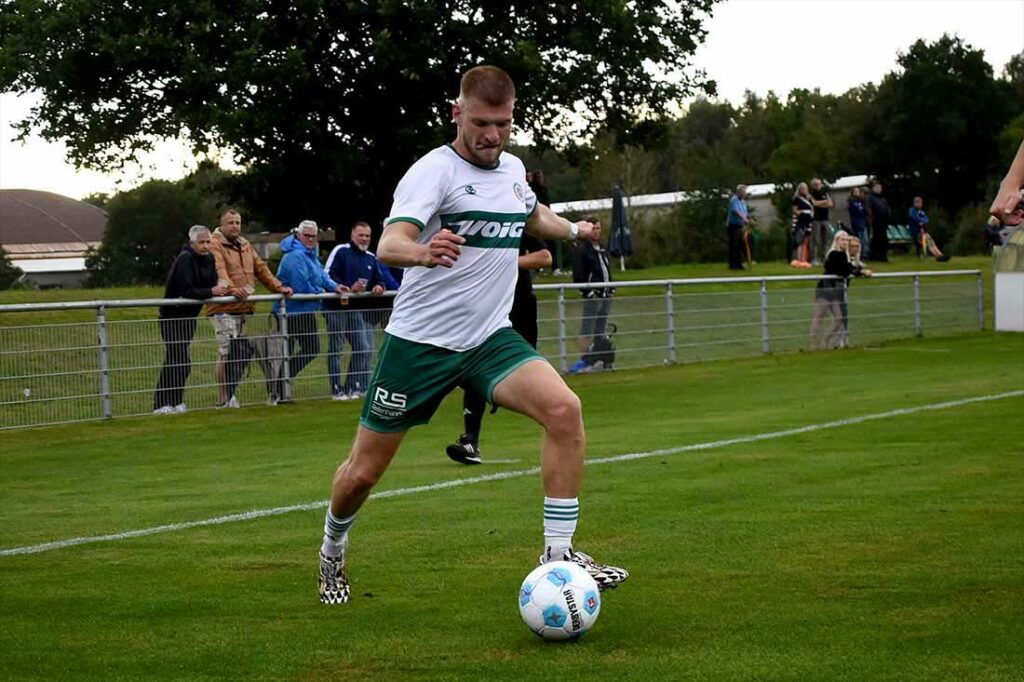 Nils Drauschke (PSV Neumünster). © 2024 Olaf Wegerich Macht den Deckel drauf - Nils Drauschke (PSV Neumünster) mit dem 2:0 in Satrup. © 2024 Olaf Wegerich