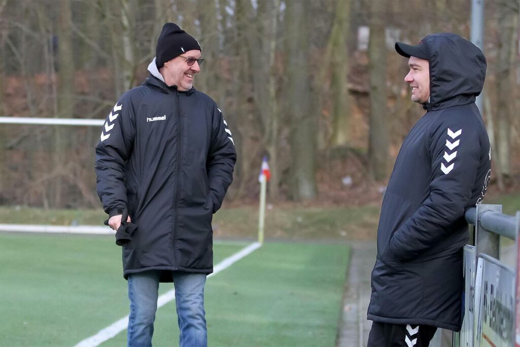 MTV-Coach Frank Knocke (li.) hat viele Gründe zum Lachen beim Kantersieg. MTV-Coach Frank Knocke hat viele Gründe zum Lachen beim Kantersieg. © Ismail Yesilyurt