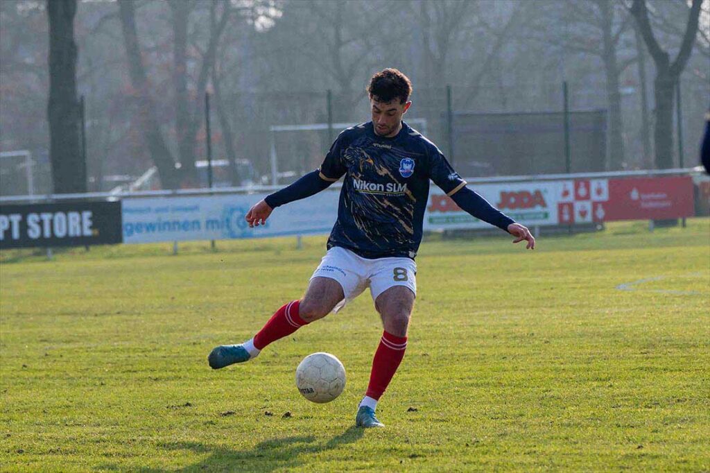 Fabio Maiolo (1. FC Phönix Lübeck) machte als Sechser seine Aufgabe gut. © 2025 Volker Schlichting Fabio Maiolo (1. FC Phönix Lübeck) machte als Sechser seine Aufgabe gut. © 2025 Volker Schlichting
