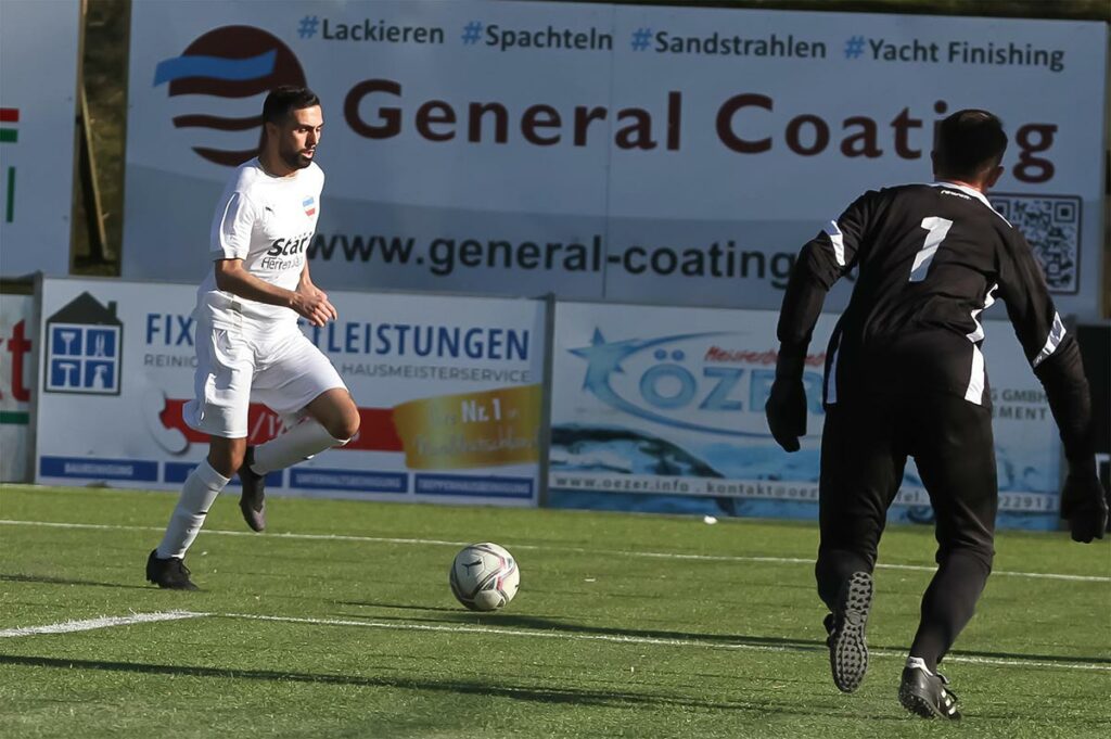 Gute Gelegenheit für Mahsun Dogan zum Ausgleich, doch an SG-Keeper Sebastian Rühr kommt der Ball gleich nicht vorbei. © Ismail Yesilyurt