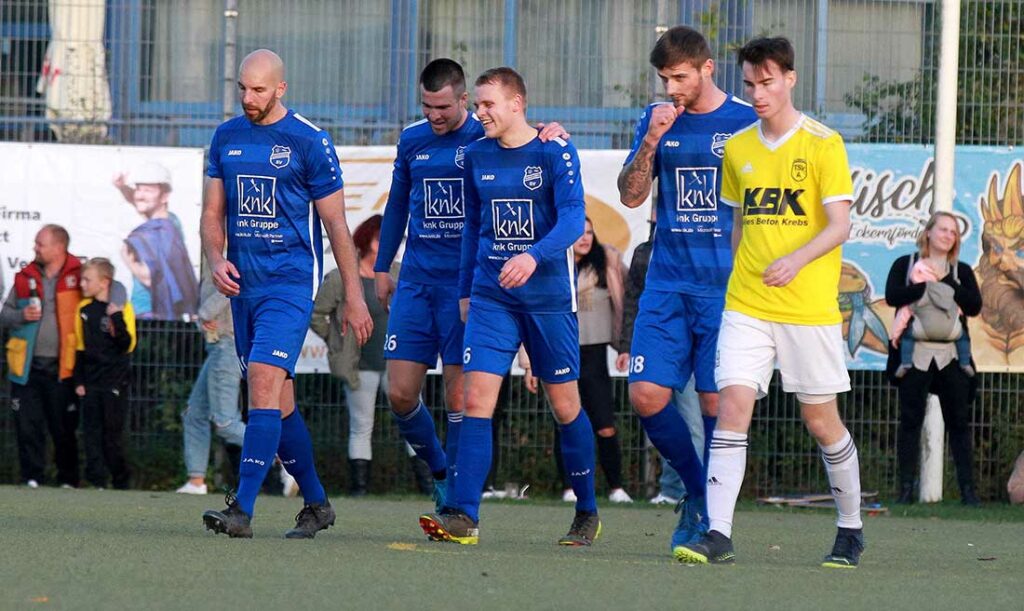 Tim Schüman (SG Dobersdorf-Probsteierhagen, 3. v. l.), mit 7 Toren bester SG-Schütze, hat Patrick Mierse (li.), Marcel Gonda (26) und Tjark Heimmann um sich. © 2022 Ismail Yesilyurt