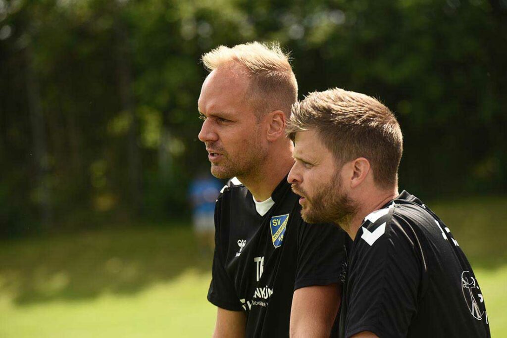 Björn Sörensen und sein neuer Co-Trainer Dirk Hellmann (SV Todesfelde). © 2023 Olaf Wegerich Björn Sörensen und sein neuer Co-Trainer Dirk Hellmann (SV Todesfelde). © 2023 Olaf Wegerich