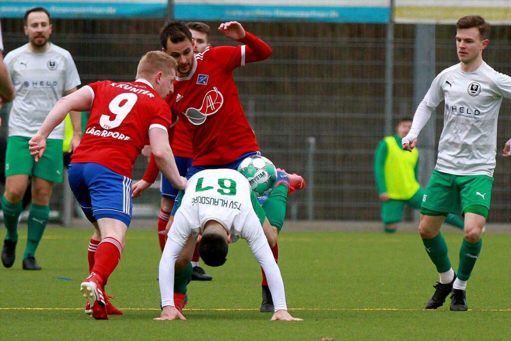Nicht identifizierbarer Tanz im Mittelfeld zwischen Driton Gashi (TSV Klausdorf) sowie Torge Kunter (TSV Lägerdorf) und Yanneck Kuhr (re.). © 2023 Ismail Yesilyurt