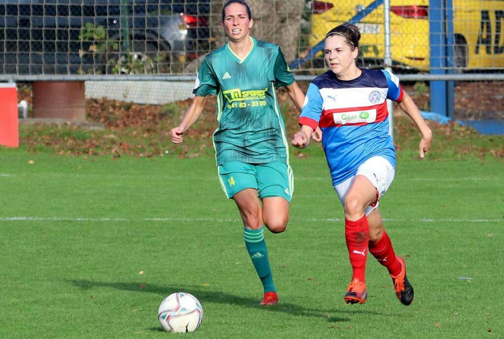 On fire beim ersten Einsatz von Anfang an - Tabea Lycke (re., Holstein Women) spielte die Jesteburgerinnen, hier Tania Ferreira schwindlig. © 2022 Holger Klaschka