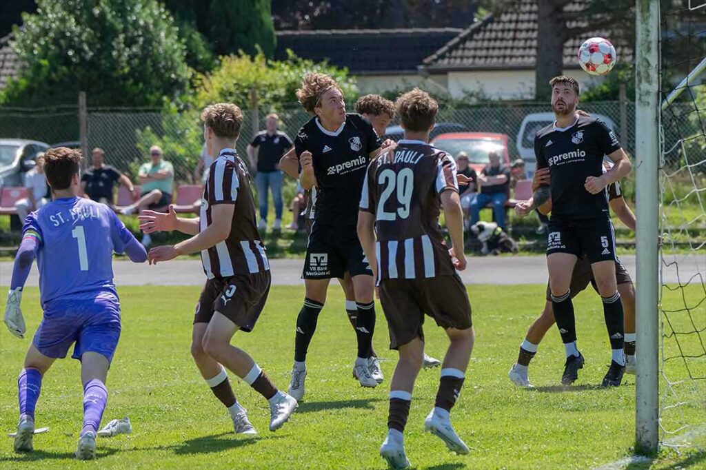 Thede Reimers (mitte, Heider SV) ist Torschütze zum 1:1 per Kopfball. © 2025 Volker Schlichting Thede Reimers (mitte, Heider SV) ist Torschütze zum 1:1 per Kopfball. © 2025 Volker Schlichting