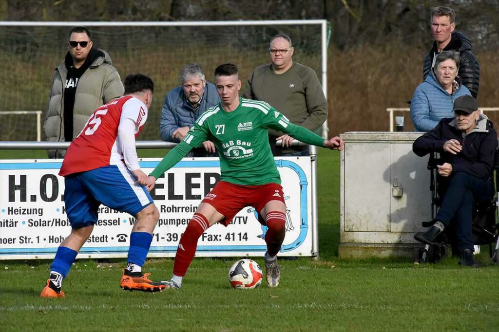 Arda Özkan (TSV Bordesholm) gegen Killian Pingel (re., MTSV Hohenwestedt). © 2024 Olaf Wegerich Arda Özkan (TSV Bordesholm) gegen Killian Pingel (re., MTSV Hohenwestedt). © 2024 Olaf Wegerich