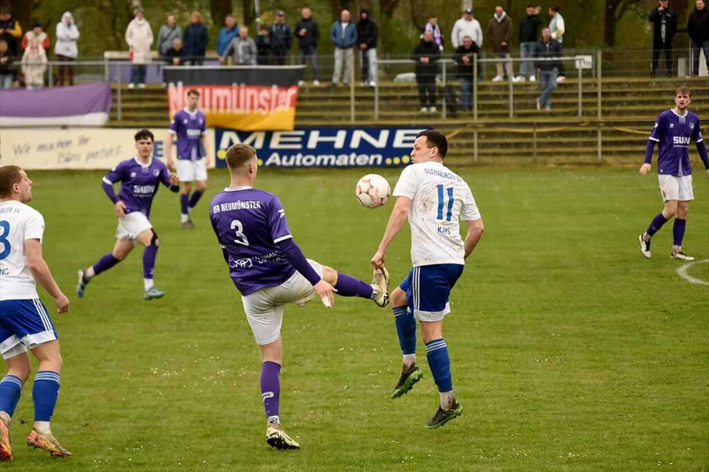 Tino Knobel (li., VfR Neumünster) gegen Freddy Kaps (Oldenburger SV). © 2025 Olaf Wegerich Tino Knobel (li., VfR Neumünster) gegen Freddy Kaps (Oldenburger SV). © 2025 Olaf Wegerich