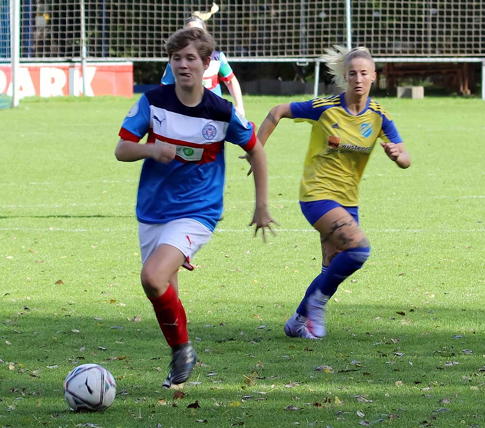Ronja Jürgensen (Holstein Women), die Rebecca Spelly (TSV Barmke) davon läuft, war zum 1-0 erfolgreich. © 2022 Holger Klaschka