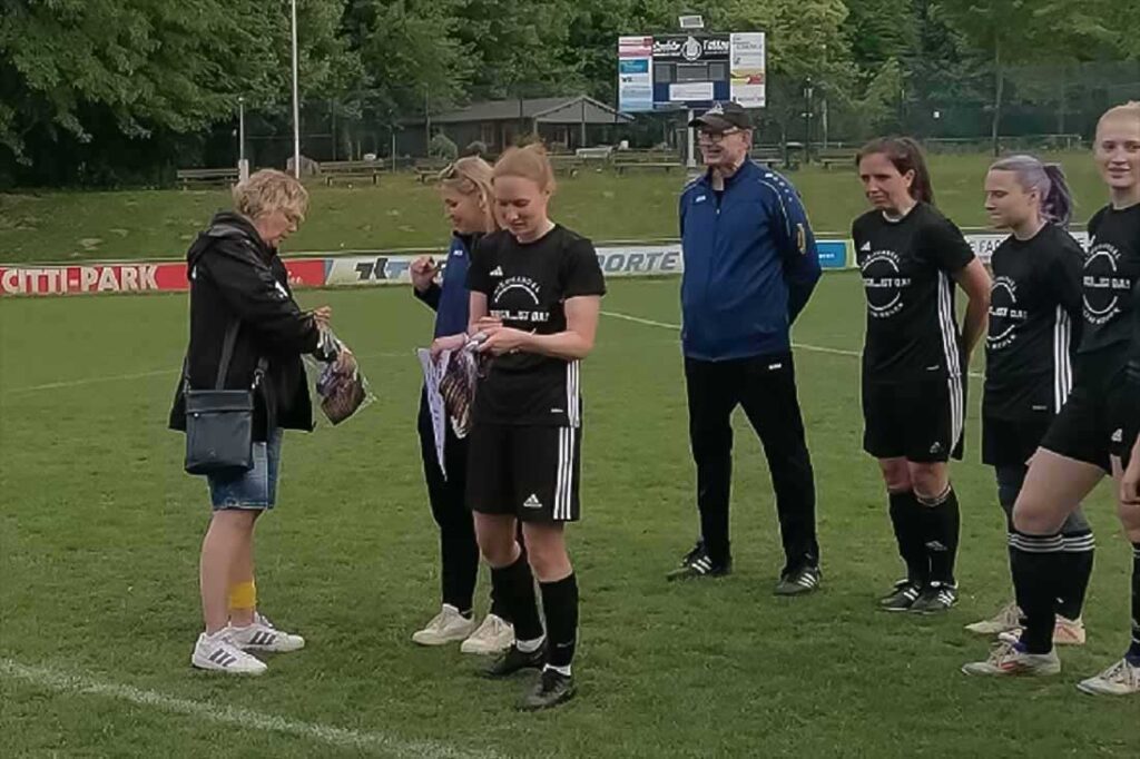Susanne Möller (li.) vom KFV Kiel ehrt die Bösdorferinnen. © 2025 Fortuna Bösdorf Susanne Möller (li.) vom KFV Kiel ehrt die Bösdorferinnen. © 2025 Fortuna Bösdorf