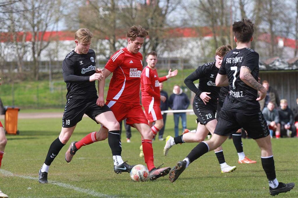 Kevin Heinz (li., SVG Pönitz) im Kampf um den Ball, ist früh hellwach zum 1:0. © 2026 Ismail Yesilyurt Kevin Heinz (li., SVG Pönitz) im Kampf um den Ball, ist früh hellwach zum 1:0. © 2026 Ismail Yesilyurt