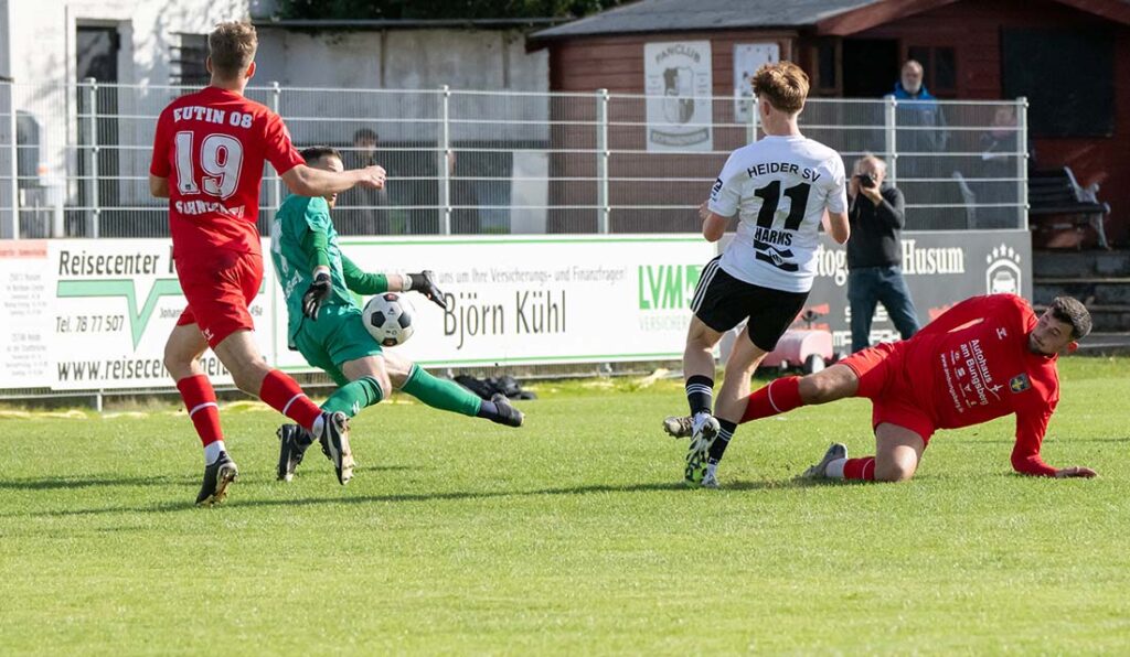 Mathis Harms (Heider SV) scheitert an Keeper Denis Klassen, der den Ball abwehrt. © 2025 Volker Schliching