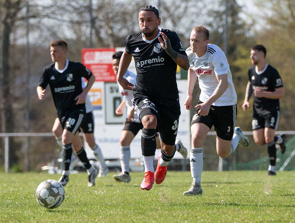 Dynamisch mit viel Power – Azat Selcuk (Heider SV) schwebt über den Platz. © 2025 Volker Schlichting Dynamisch mit viel Power - Azat Selcuk (Heider SV) schwebt über den Platz. © 2025 Volker Schlichting