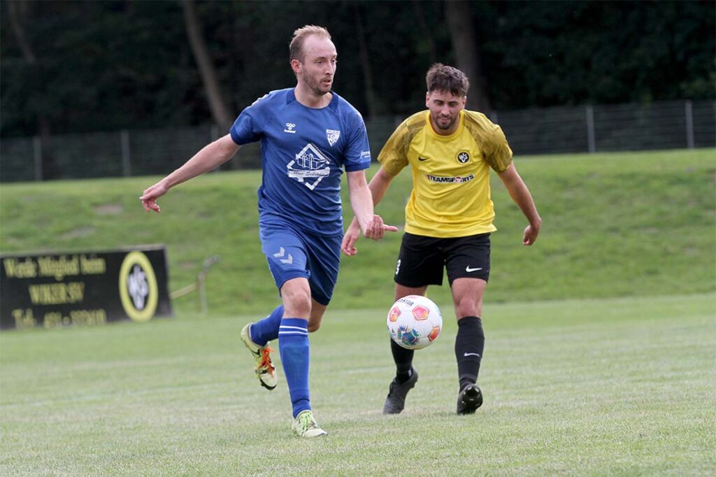 Innenverteidiger und Leistungsträger Eike Boeck (TSV Plön) musste verletzungsbedingt kurz vor der Pause raus. © 2025 Ismail Yesilyurt Innenverteidiger Eike Boeck (TSV Plön) hat in der aufgepasst. Hinten Nico Otto (Wiker SV). © 2025 Ismail Yesilyurt.JPG