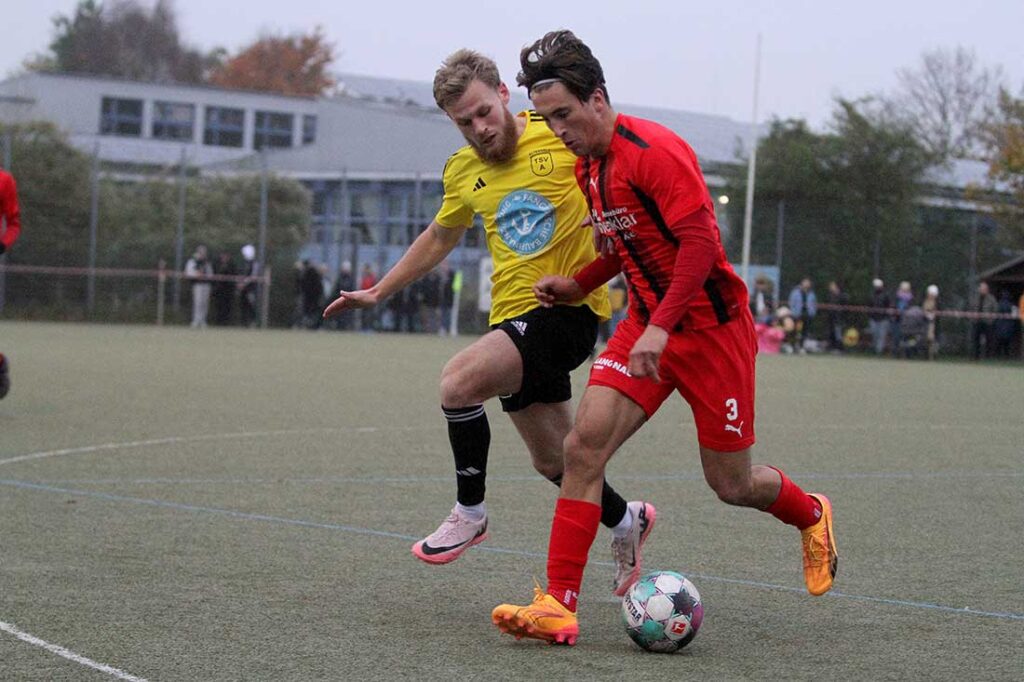 Alexander Theel (TSV Altenholz), der hier Till Wallenstein (TSV Kronshagen) attackiert, gehörte zu den besten Spielern. © 2024 Ismail Yesilyurt 
