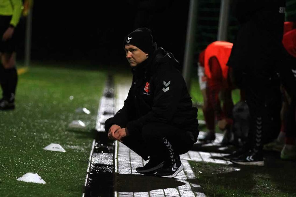 Die erste Halbzeit machte Eichedes Cheftrainer Paul Kujawski etwas nachdenklich. © 2024 Ismail Yesilxurt Die erste Halbzeit machte Eichedes Cheftrainer Paul Kujawski etwas nachdenklich. © 2024 Ismail Yesilxurt