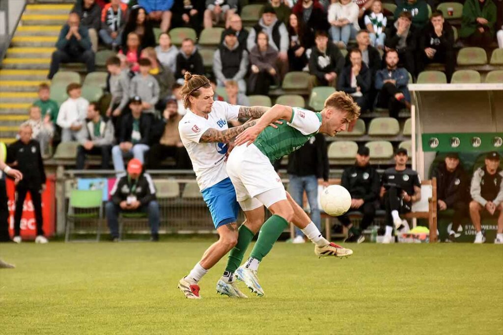 Jakub Westendorf (BW Lohne) gegen Morten Wahl (VfB Lübeck). © 2025 Olaf Wegerich Jakub Westendorf (BW Lohne) gegen Morten Wahl (VfB Lübeck). © 2025 Olaf Wegerich