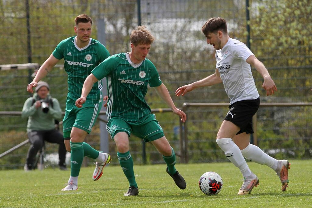 Jesper Zanoth (TSV Kronshagen) versucht an Paul Sachse (vorne) und Benedict Klimmek (PSV Neumünster) vorbei den Weg zum Tor. © Ismail Yesilyurt