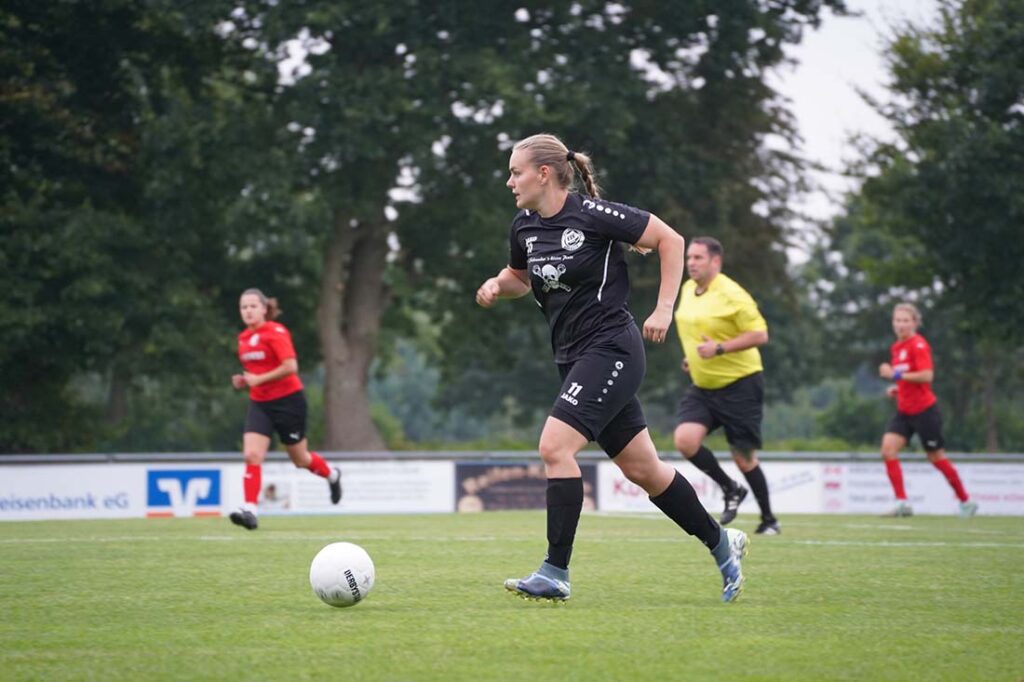 Alida Hein – Nummer 11 des FSV – zeigte sich in der Vorbereitung sehr formstark. © FSV Farnewinkel-Nindorf Alida Hein - Nummer 11 des FSV - zeigte sich in der Vorbereitung sehr formstark. © FSV Farnewinkel-Nindorf