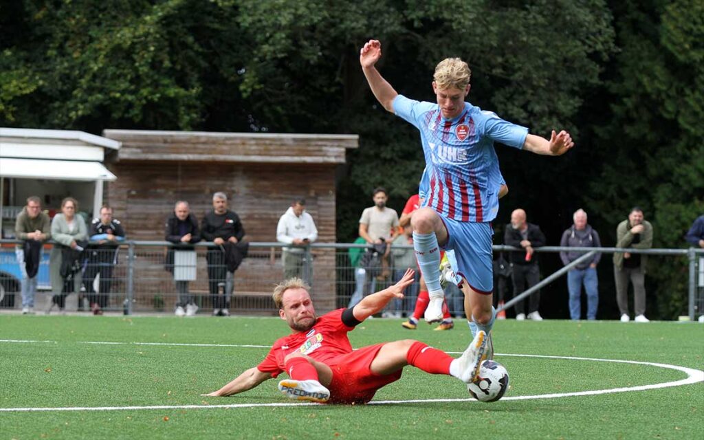 Kapitän Julius Alt  (Inter Türkspor Kiel) mit vollem Einsatz auf Kunstrasen gegen max Lengen (SC Weiche Flensburg 08 II). © 2026 Ismail Yesilyurt