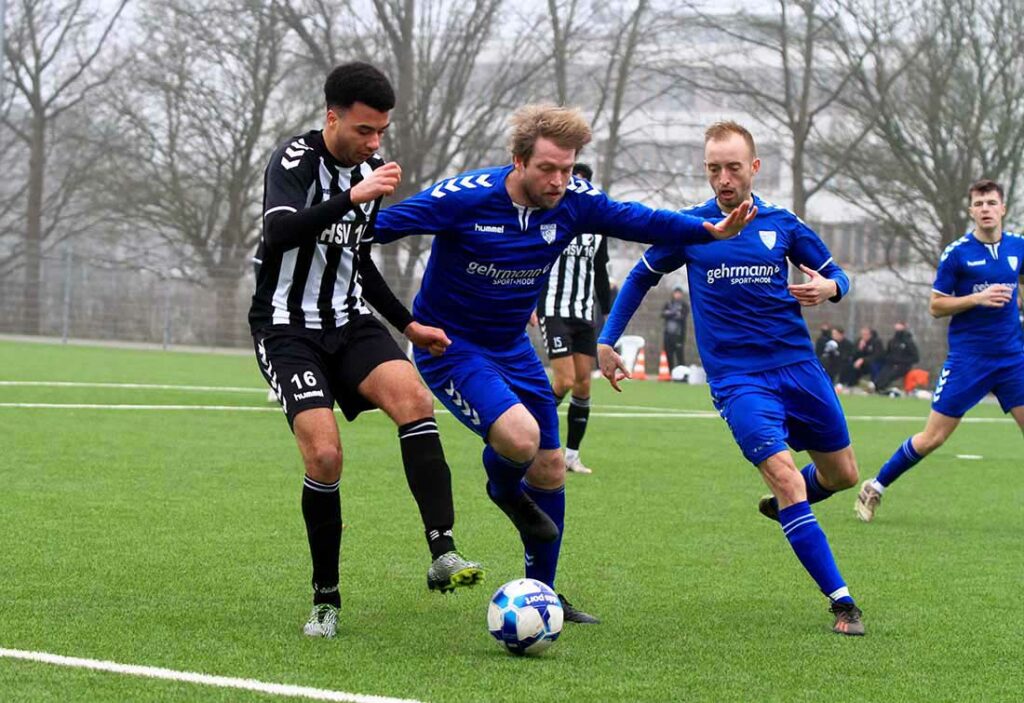 Für Plöns Spielertrainer Mats Böckmann-Rixen (mi.) war das 2-5 gegen die PSG schwer zu verdauen. Links Florian Sossou (HSV), rechts Eike Boeck. © 2024 Ismail Yesilyurt