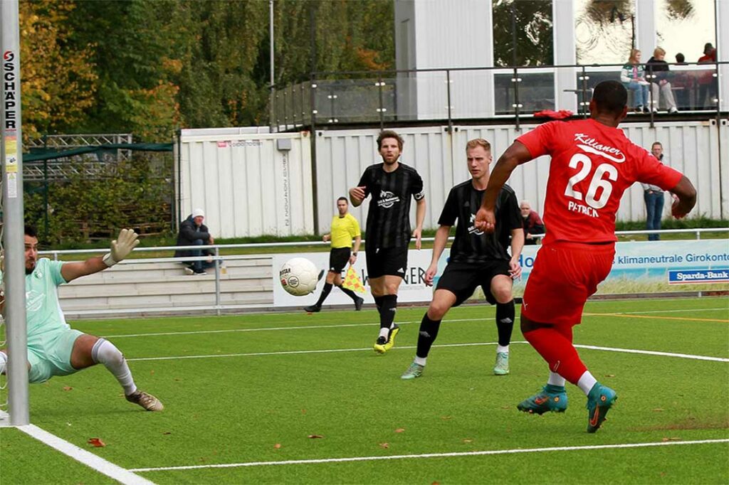 Benjamin Petrick (Kilia Kiel) erhöffnet auch in Hälfte zwei den Torreigen mit dem 5:1. Nichts zu halten für Keeper Yilmaz Caglar (GW Siebenbäumen). © 2022 Ismail Yesilyurt