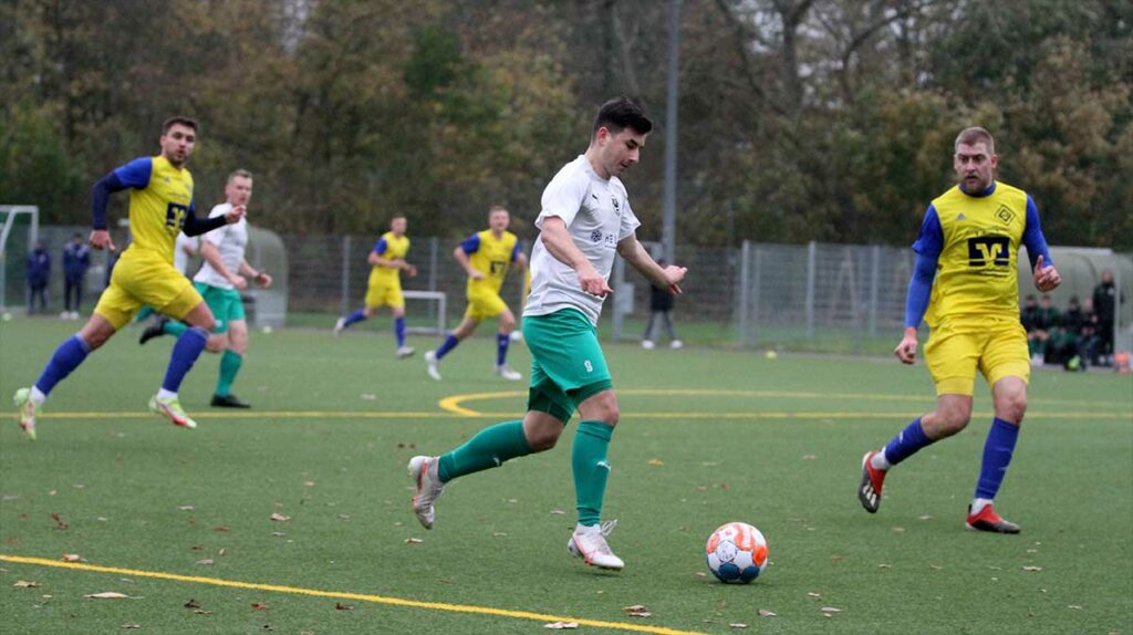 Tom Linde im OTSV-Strafraum spielt gleich quer. Im Hintergrund läuft Mirco Znaniewicz (2. v. l.) in Position, um das 3 zu 1 zu erzielen