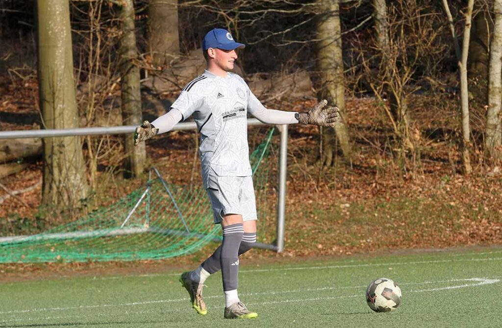 Rantrums Keeper Gonne Hars sucht in der ersten Halbzeit händeringend Anspielstationen. © 2025 Ismail Yesilyurt Rantrums Keeper Gonne Hars sucht in der ersten Halbzeit händeringend Anspielstationen. © 2025 Ismail Yesilyurt