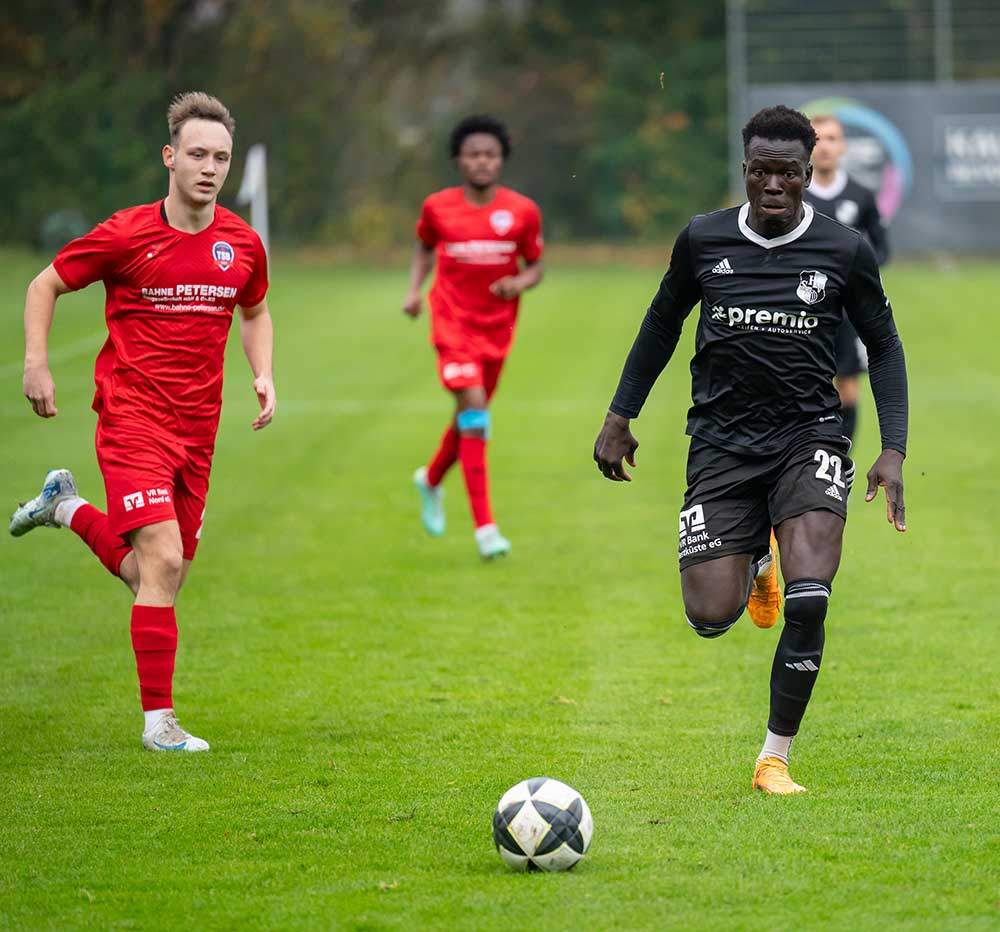 Daouda Soumah (re., Heider SV voll geladen gegen Tobias Ravn (TSB Flensburg). © 2024 Volker Schlichting Daouda Soumah (re., Heider SV voll geladen gegen Tobias Ravn (TSB Flensburg). © 2024 Volker Schlichting