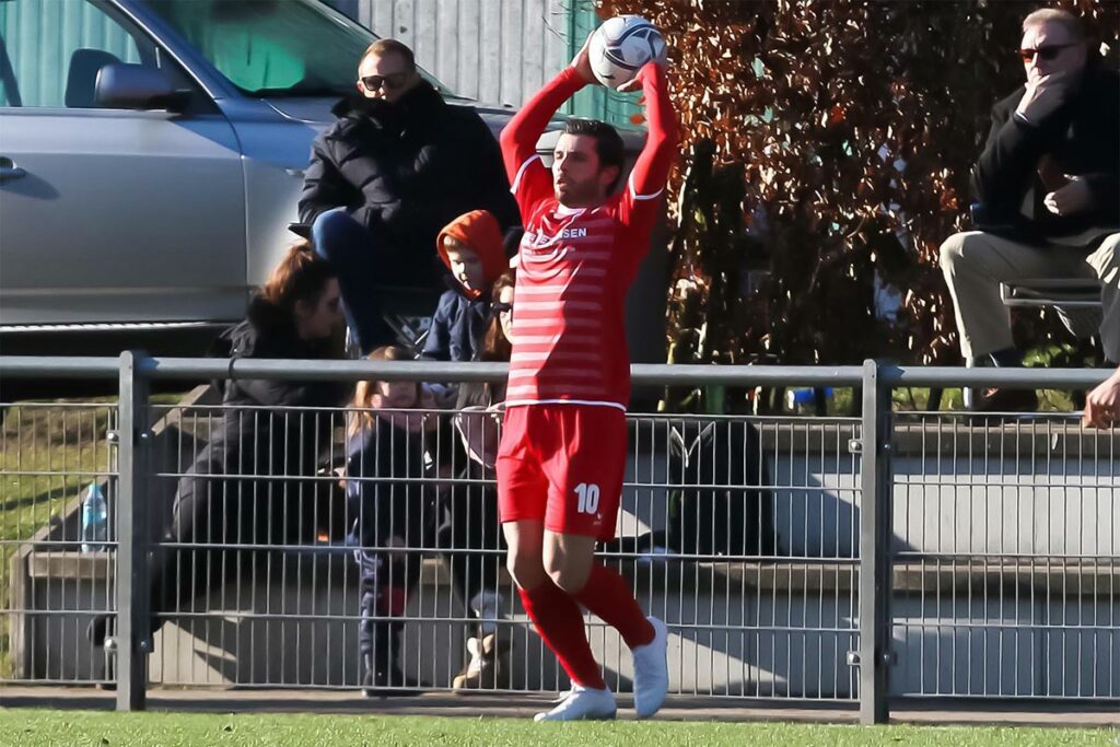 Die Einwürfe von Tayfun Can (TSB Flensburg) sind wie Flanken. Die Einwürfe von Tayfun Can (TSB Flensburg) sind wie Flanken.