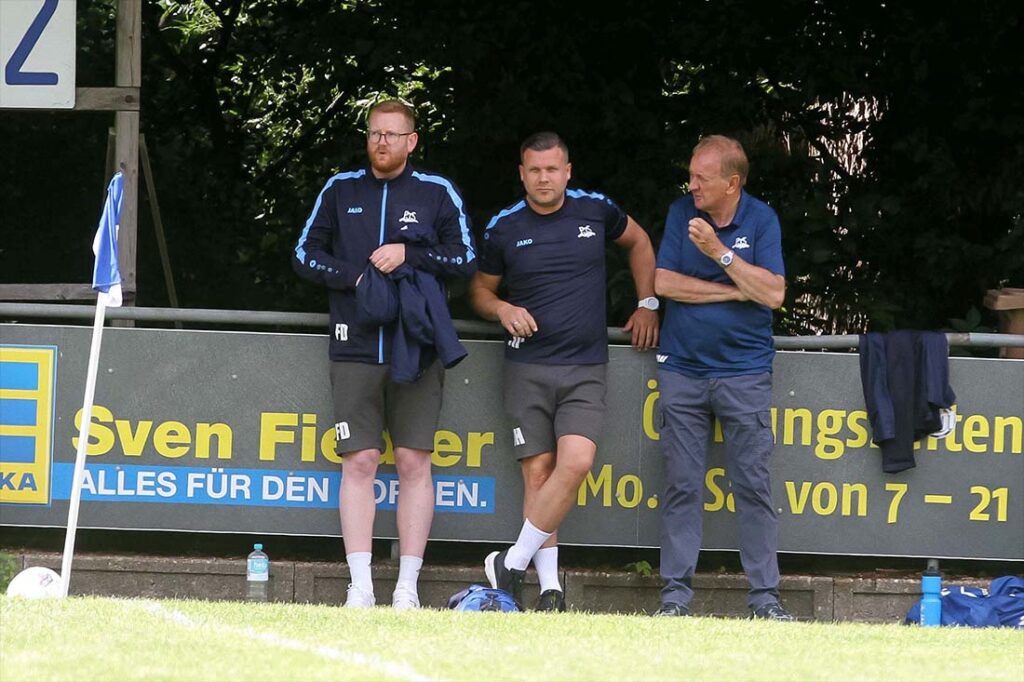 Trainer Fabian Doege (li., Preetzer TSV) dürfte mit zehn Punkten aus vier Spielen mehr als zufrieden sein. © 2025 Ismail Yesilyurt
