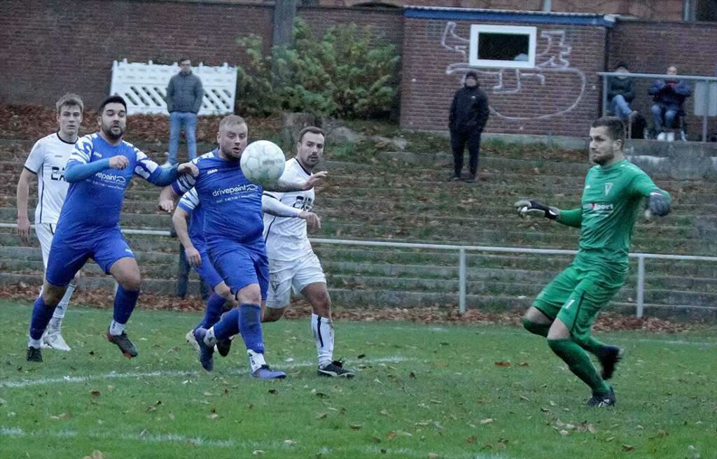 Verteidiger Marek Hopp (mitte) und Serope Cobanyan (VfB Kiel) stürmen mit, aber Keeper Michael Schmidt (Vineta Audorf) klärt vorher. © 2023 Ismail Yesilyurt