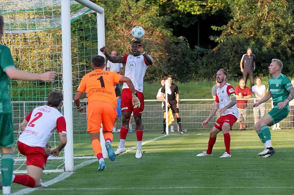 Kevin Bukusu (VfB Lübeck), hier beim Abwehr-Kopfball im Spiel beim PSV Neumünster, machte in der Nachspielzeit mit dem 3:1 alles klar. © 2024 Ismail Yesilyurt