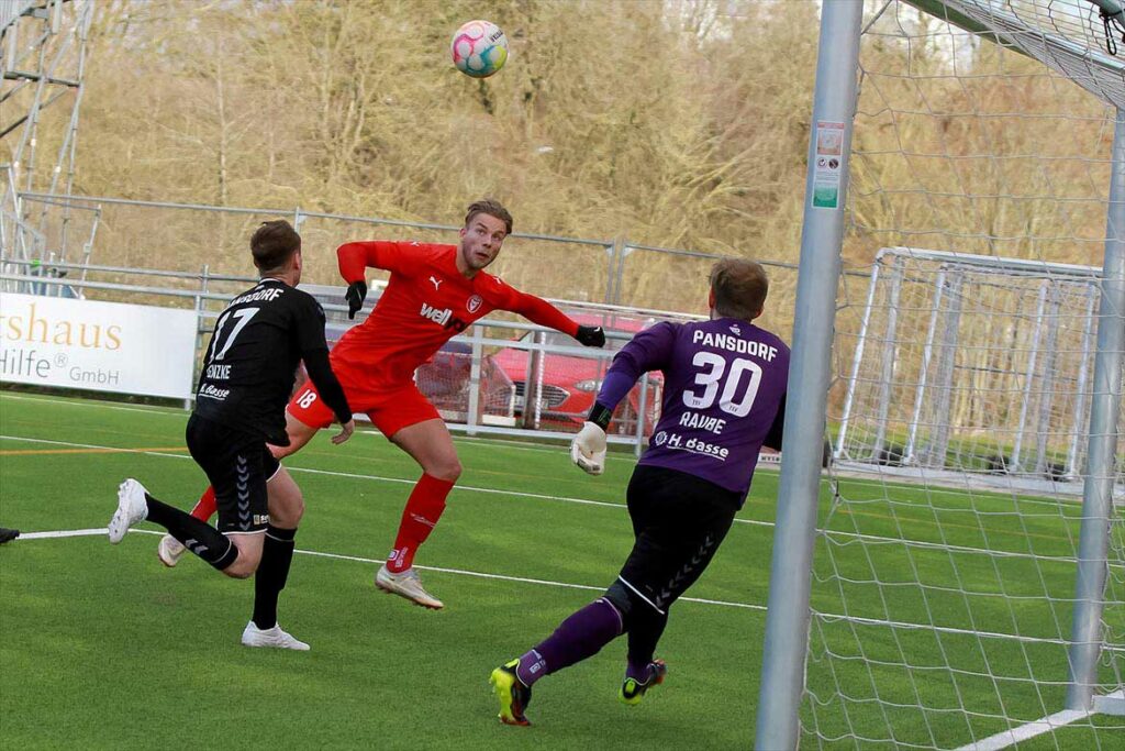 So frei darf man einen Rasmus Tobinski nicht lassen. Nach einem Chipball an den zweiten Pfosten von Tom Wüllner köpft Rassi zum Endstand ein. © 2023 Ismail Yesilyurt
