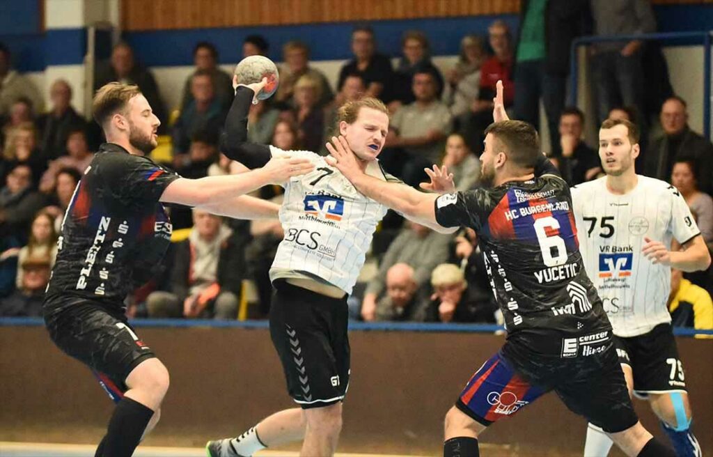 Georg Rohwer (HSG Eider Harde) vs. Leon Welner (li.) und Strahinya Vucetic (Burgenland). © 2023 Olaf Wegerich Georg Rohwer (HSG Eider Harde) vs. Leon Welner (li.) und Strahinya Vucetic (Burgenland). © 2023 Olaf Wegerich