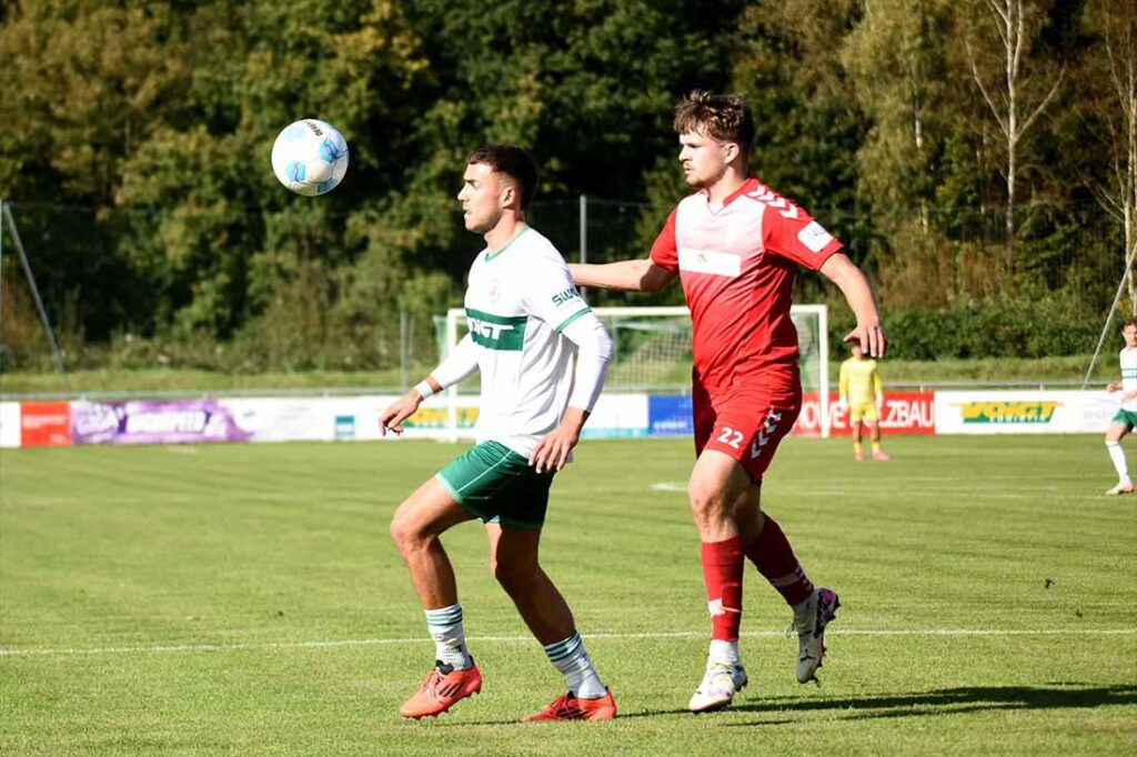Den Ball stets im Blick – Tim Möller (PSV) gegen Fynn Auschra (FCD). © 2024 Olaf Wegerich Den Ball stets im Blick - Tim Möller (PSV) gegen Fynn Auschra (FCD). © 2024 Olaf Wegerich
