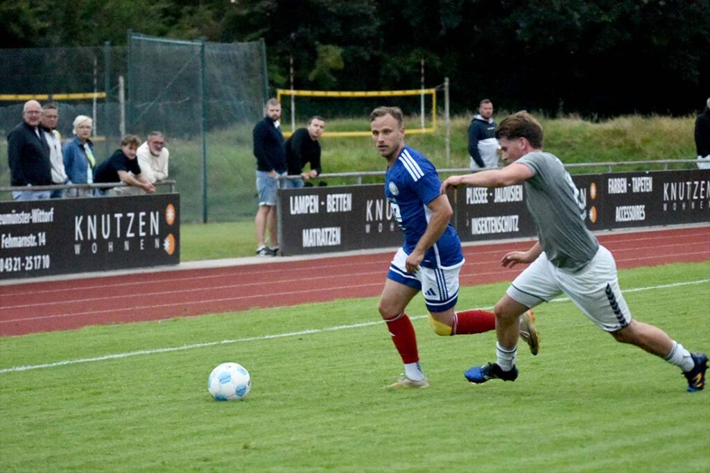 Mika Jöhnk (li.),hier gegen Jakob Reimansteiger (TSV Plön), eröffnete den Nortorfer Torreigen. © 2025 Olaf Wegerich