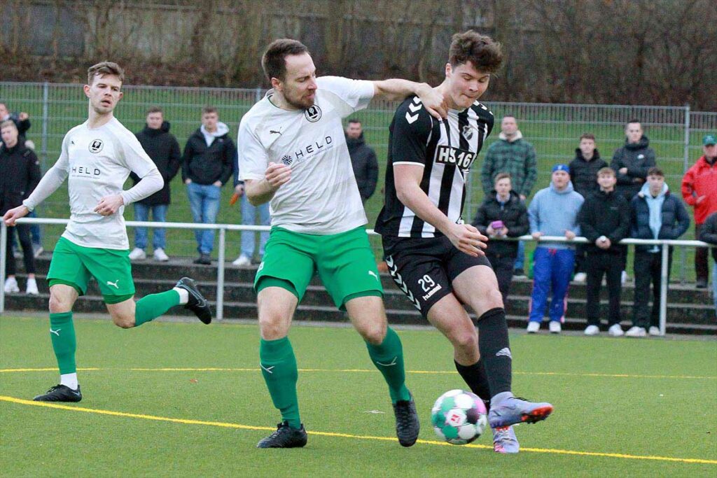 Im Herrenbereich geht es rustikaler zu. Das bekommt hier HSV-U 19-Akteur Lukas Deutschbein (li.) von Christer Reiser mitgeteilt. © 2023 Ismail Yesilyurt