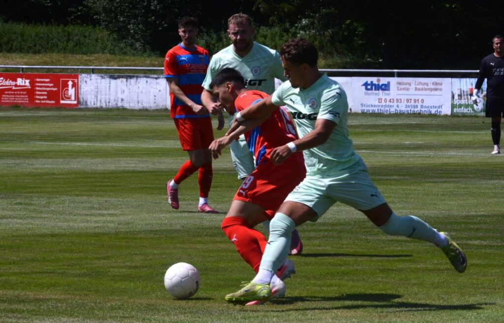 Abdullah Mert-Yaman (Drochtersen) gegen Vitali von der Mehden (PSV Neumünster). © 2026 Olaf Wegerich Abdullah Mert-Yaman (Drochtersen) gegen Vitali von der Mehden (PSV Neumünster). © 2026 Olaf Wegerich