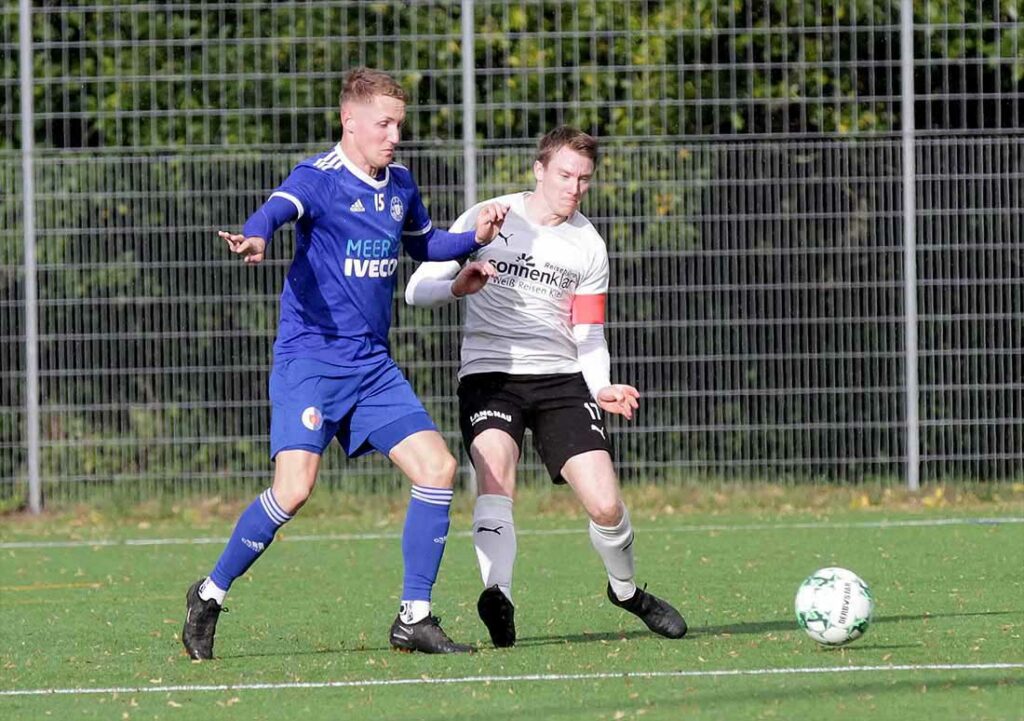 Mats Glodeck (li.), hier gegen Lars Wethgrube (TSV Kronshagen), ist Selents Torschütze zur Führung in Plön. © 2024 Ismail Yesilyurt