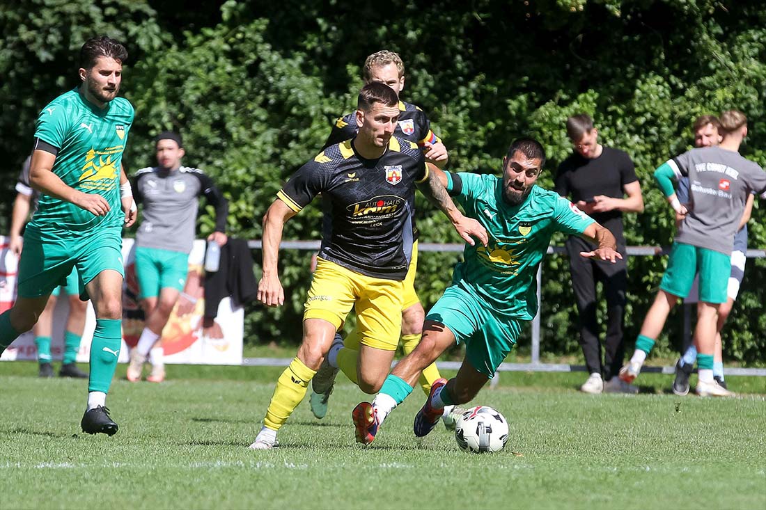 Jannik Drews (li., Frisia Risum-Lindholm) gelang ein schönes und zugleich wichtiges Tor. © 2025 Ismail Yesilyurt Jannik Drews (Frisia Risum-Lindholm) hier im Spiel beim SVE Comet gegen Timur Yilmaz. © 2025 Ismail Yesilyurt