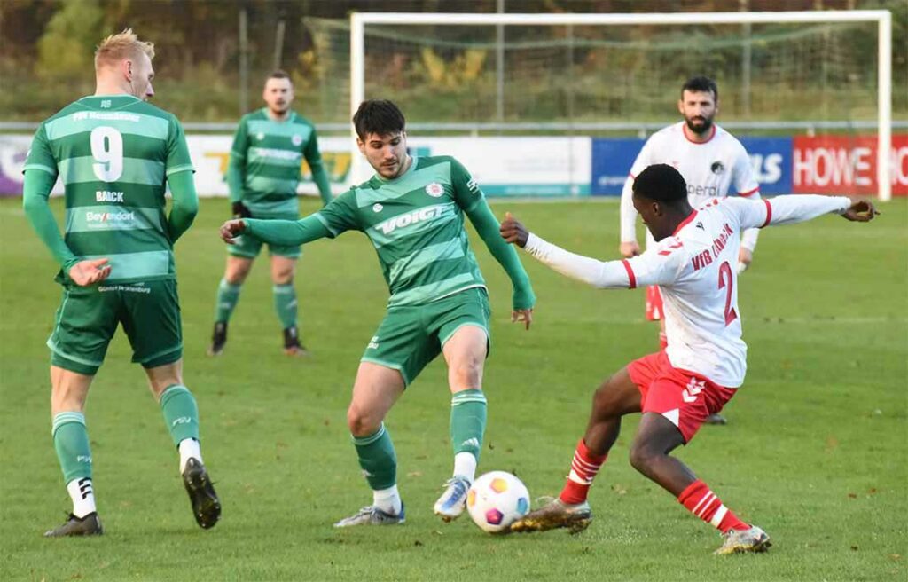 Julien Huber (li., PSV Neumünster) gegen Emanuel Adou (VfB II). © 2023 Olaf Wegerich Julien Huber (li., PSV Neumünster) gegen Emanuel Adou (VfB II). © 2023 Olaf Wegerich