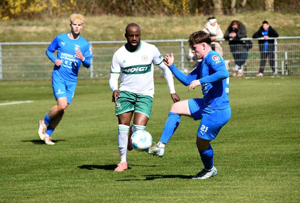 Lennard Jenssen setzt mit dem 4:0 für Eutin 08 den Schlusspunkt bei DGF Flensborg. © 2025 Olaf Wegerich Grady Zinkondo (PSV) gegen Lennard Jenssen (Eutin). © 2025 Olaf Wegerich
