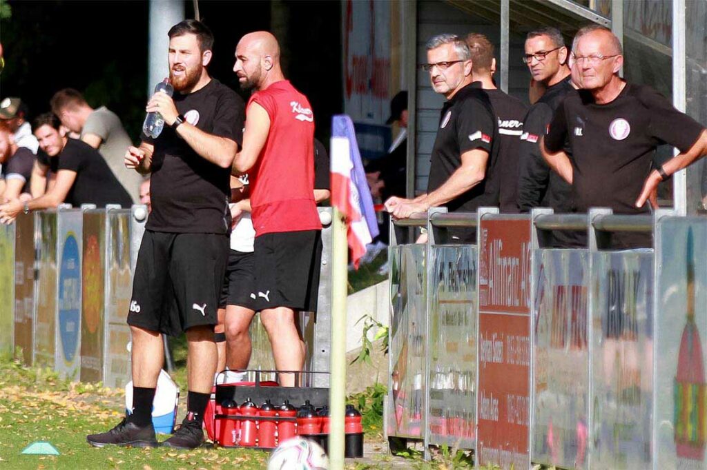 Welchen Zaubertrank mischt Coach Nicola Soranno (li.) in der Toppartie gegen den SV Todesfelde zusammen (Archivfoto)? Präsident Volker Roese (mitte) hofft natürlich auf eine erfolgreiche Elf. Quelle: Ismail Yesilyurt