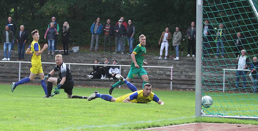 Das 2:0 durch Tino Kern. OTSV Keeper Sören Wiechert ist bezwungen, Rune Hardt hat auch das Nachsehen. Das-2-zu-0-durch-Tino-Kern.-OTSV-Keeper-Sören-Wiechert-ist-bezwungen,-Rune-Hardt-hat-auch-das-Nachsehen