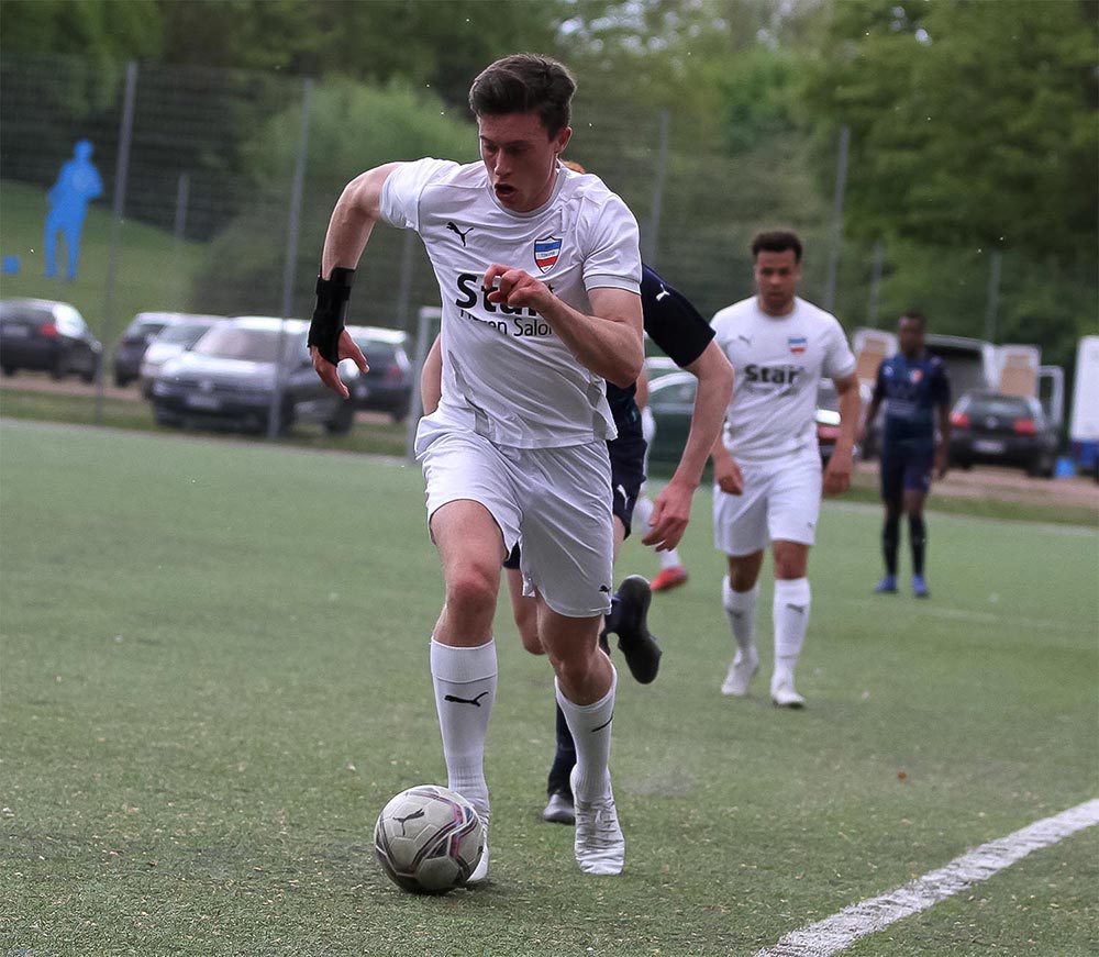 Der individuell extrastarke Joshua Timm (Inter Türkspor Kiel II) reisst mit seinen Dribblings Lücken in die gegnerischen Reihen auf. © Ismail Yesilyurt