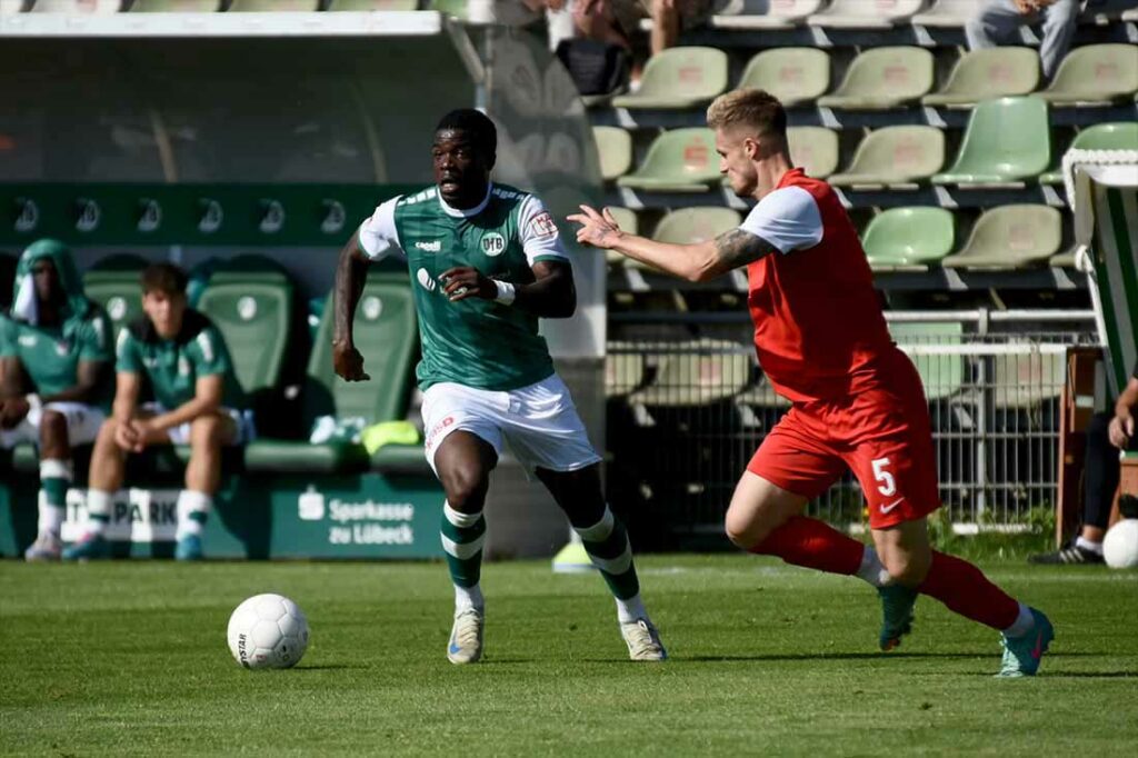 Herdi Bukusu (VfB Lübeck) und Dominic Minz (Havelse). © 2024 Olaf Wegerich Herdi Bukusu (VfB Lübeck) und Dominic Minz (Havelse). © 2024 Olaf Wegerich