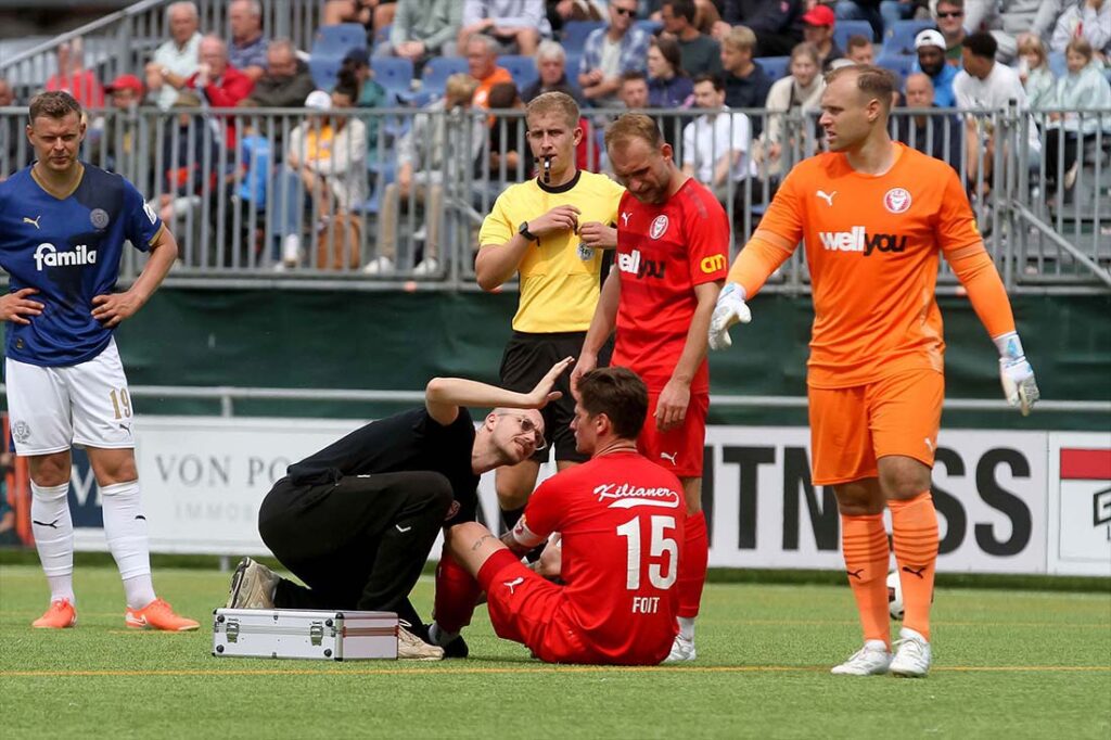 Der FC Kilia Kiel ist mit 7 Punkten angeschlagen. Kein Eis, aber drei Punkte helfen. © 2025 Ismail Yesilyurt Florian Foit (Kilia Kiel) musste gegen Holstein Kiel II verletzt raus. © 2025 Ismail Yesilyurt